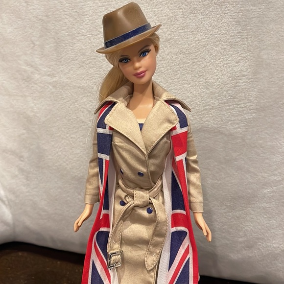 Barbie Collector Dolls Of The World: United Kingdom Barbie - Picture 2 of 5
